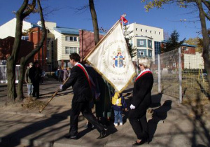 Przejście uczestników mszy do szkoły